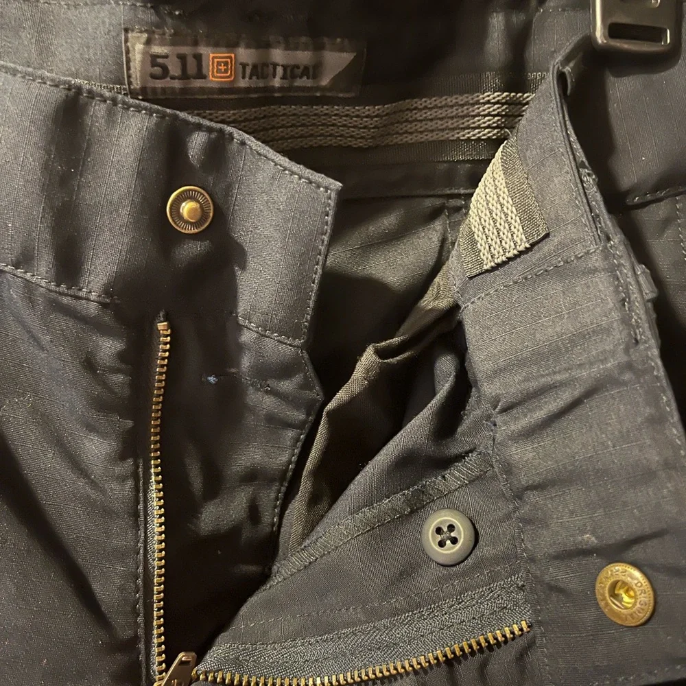 Gently used Women’s 5.11 Tactical EMS pants. Excellent condition.  Navy. size 6L - Picture 8 of 11
